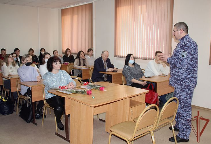 С особенностями работы в экстремальных условиях ознакомили будущих журналистов росгвардейцы в Оренбурге