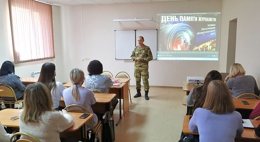 С особенностями работы в экстремальных условиях ознакомили будущих журналистов росгвардейцы в Оренбурге
