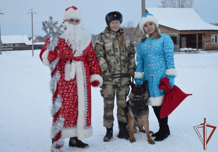 «Дед Мороз специального назначения» подарил новогоднюю сказку воспитанникам детского дома в Тюменской области (видео)