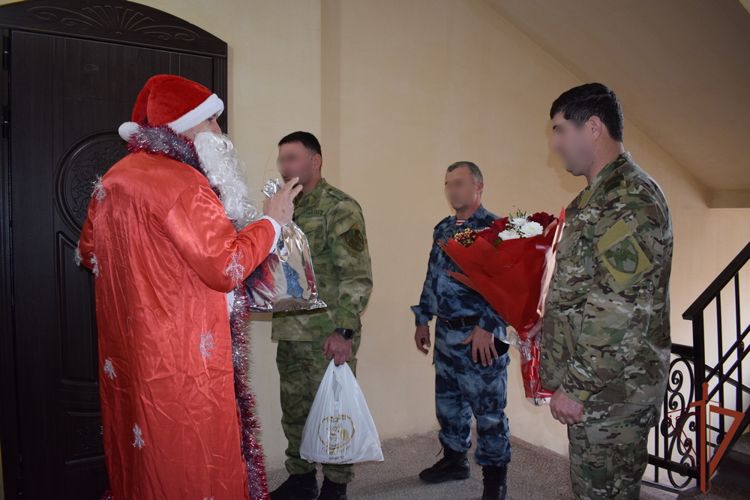 Дед Мороз специального назначения поздравляет детей погибших правоохранителей в Дагестане