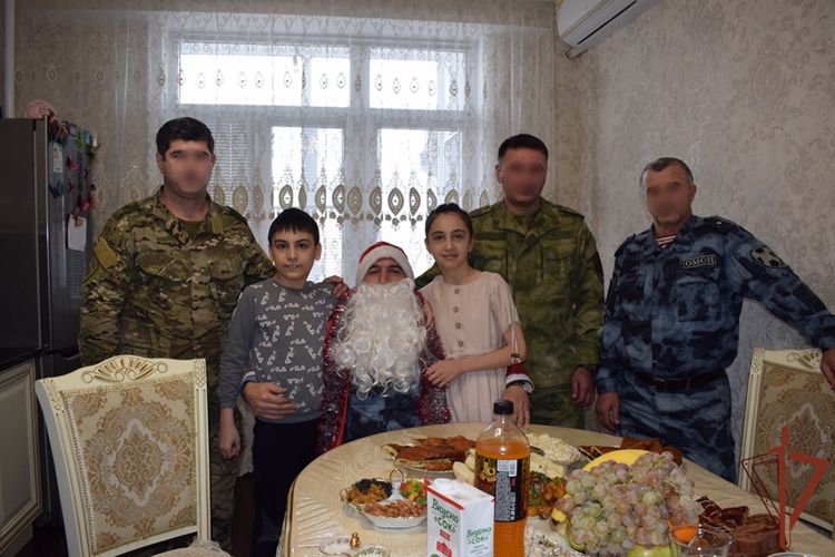 Дед Мороз специального назначения поздравляет детей погибших правоохранителей в Дагестане