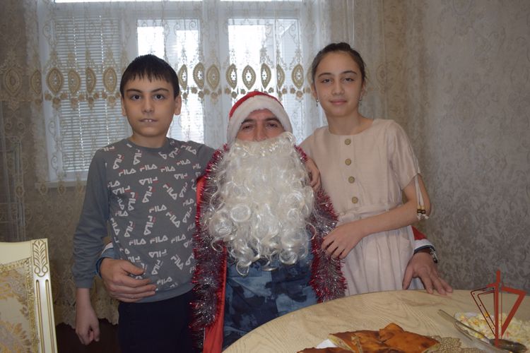 Дед Мороз специального назначения поздравляет детей погибших правоохранителей в Дагестане