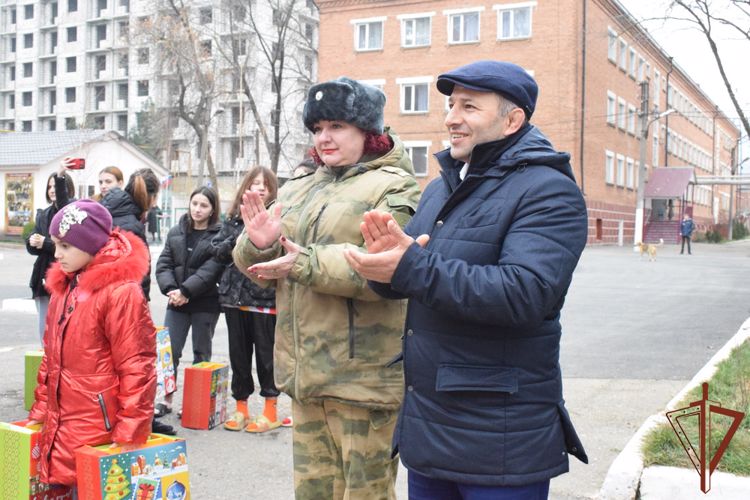 Дед Мороз специального назначения посетил интернат для детей-сирот в Дагестане