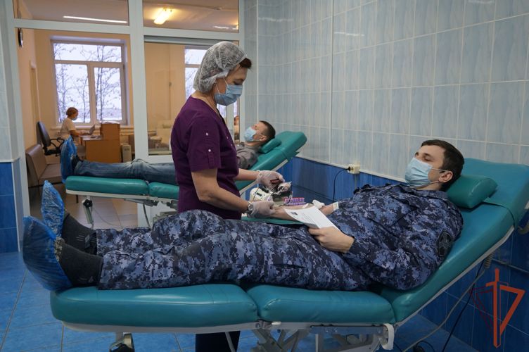 Росгвардейцы продолжают участвовать в донорских акциях в Архангельской области (видео)