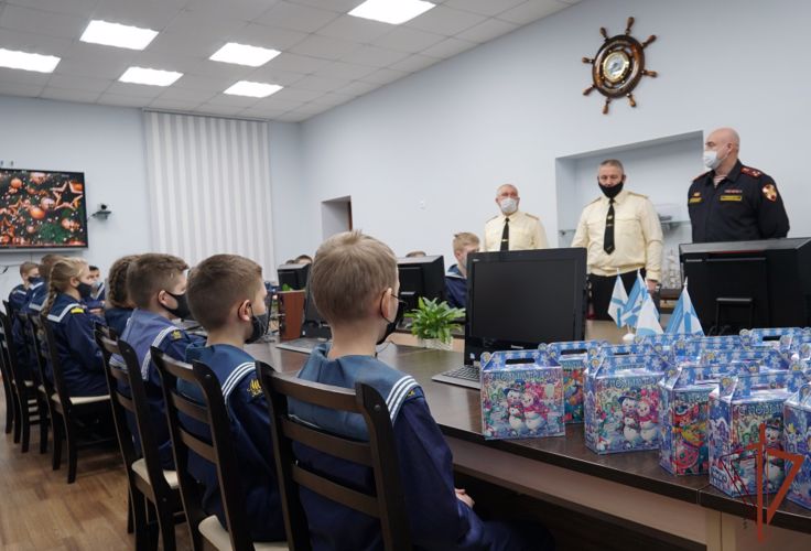 Офицеры Управления Росгвардии по Архангельской области поздравили кадет с новогодними праздниками