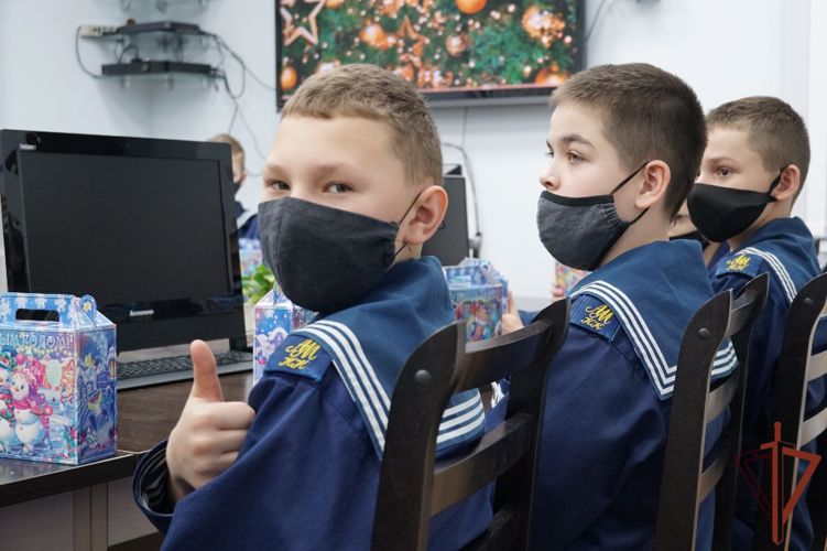 Офицеры Управления Росгвардии по Архангельской области поздравили кадет с новогодними праздниками