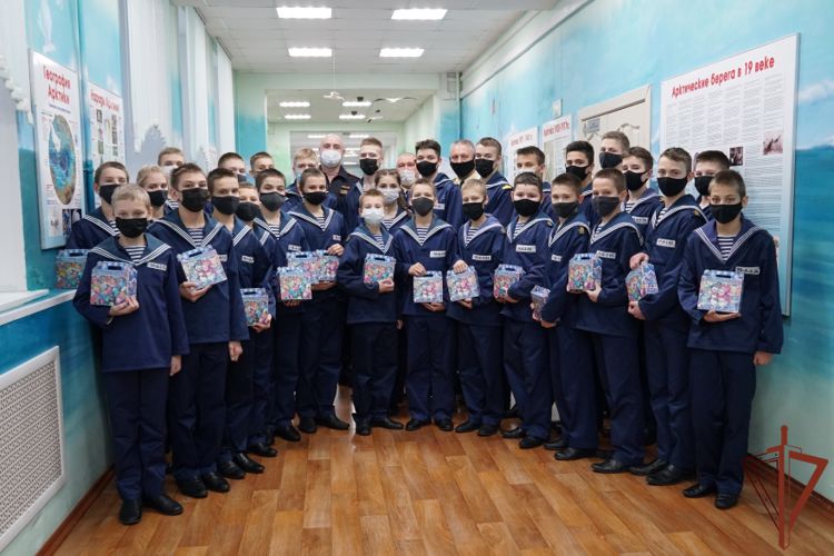Офицеры Управления Росгвардии по Архангельской области поздравили кадет с новогодними праздниками