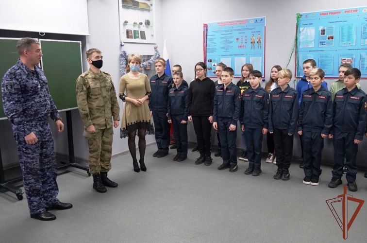 В Архангельске учащимся подшефных классов вручили новогодние подарки Росгвардии