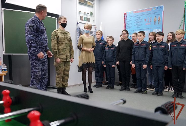 В Архангельске учащимся подшефных классов вручили новогодние подарки Росгвардии