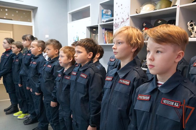 В Архангельске учащимся подшефных классов вручили новогодние подарки Росгвардии