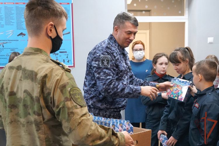 В Архангельске учащимся подшефных классов вручили новогодние подарки Росгвардии
