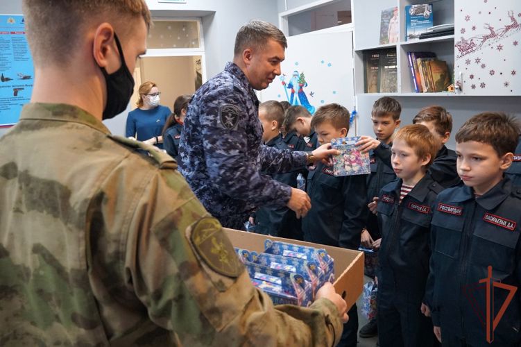 В Архангельске учащимся подшефных классов вручили новогодние подарки Росгвардии