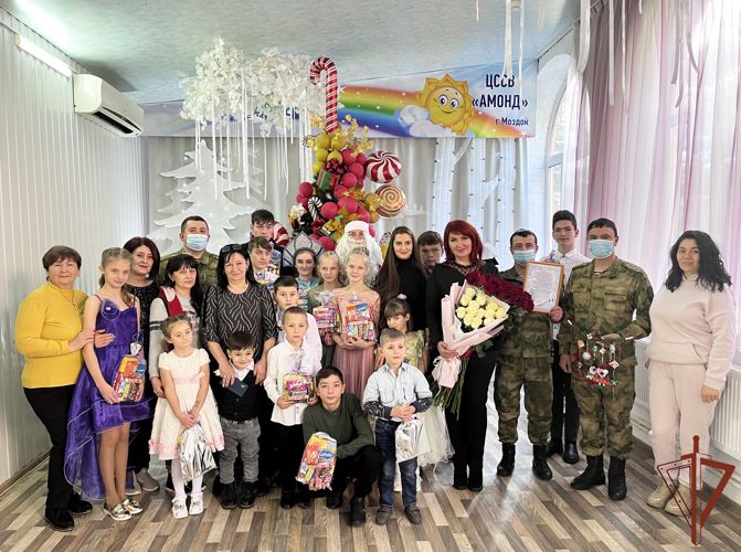 Дед Мороз специального назначения поздравил воспитанников детского социального учреждения в Моздоке