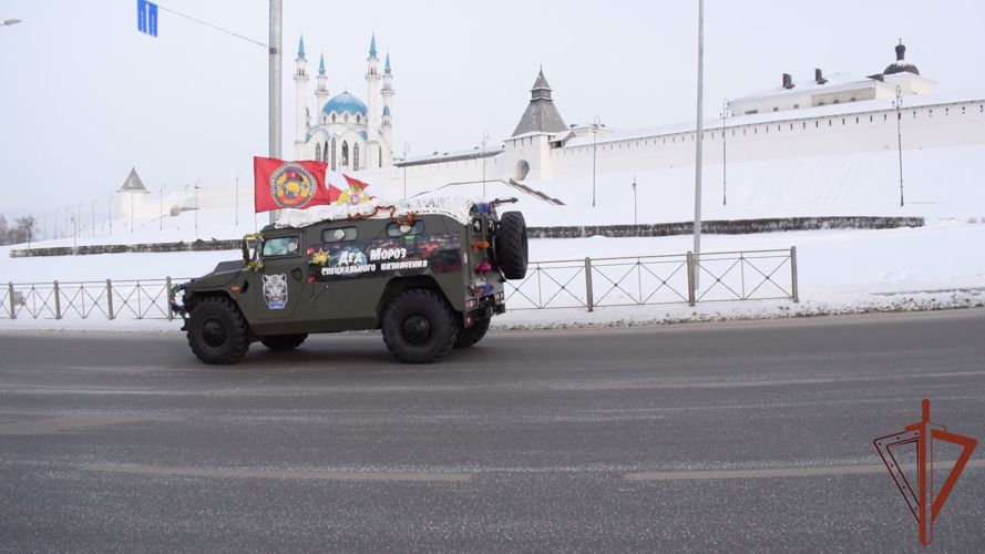 Росгвардейский Дед Мороз приехал в казанскую школу-интернат на новогоднем «Тигре» (видео)