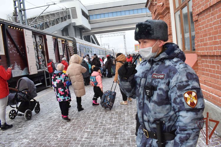 Росгвардия обеспечила безопасность встречи «Поезда Деда Мороза» в Казани