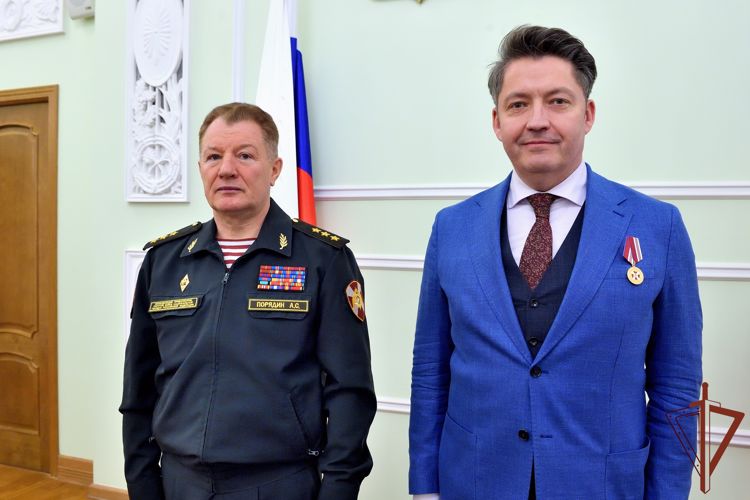 В правительстве Удмуртии состоялась рабочая встреча с командующим Приволжским округом Росгвардии 