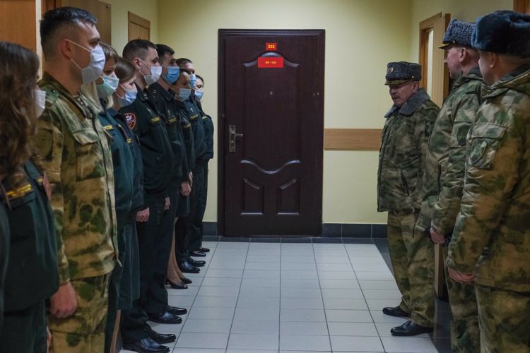 Заступивших на боевое дежурство военнослужащих и сотрудников поздравил с новым годом Командующий округом