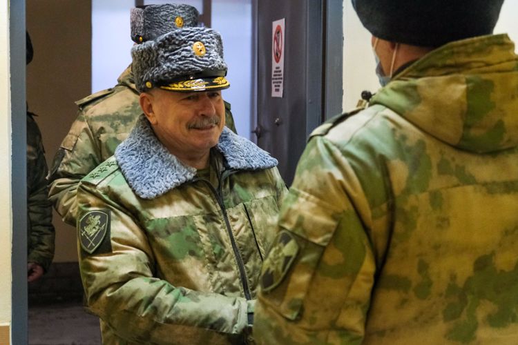 Заступивших на боевое дежурство военнослужащих и сотрудников поздравил с новым годом Командующий округом