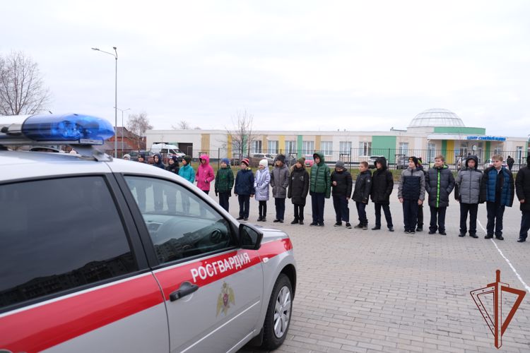 Росгвардия провела тематические встречи со школьниками и студентами в ЦФО