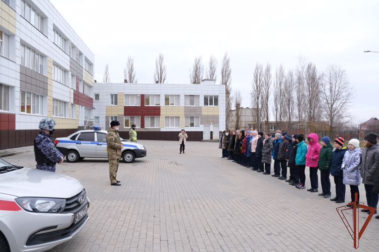 Росгвардия провела тематические встречи со школьниками и студентами в ЦФО