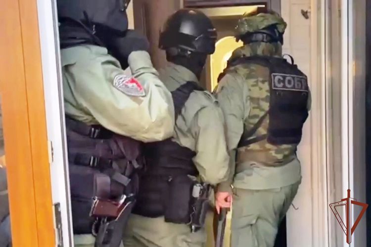 Сотрудники СОБР Росгвардии задержали подозреваемых в мошенничестве в отношении пожилых жителей Ленинградской области