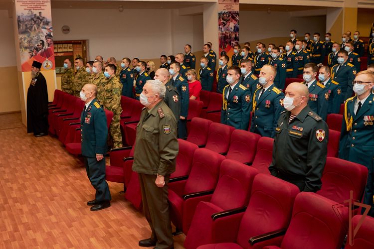 Командующий Приволжским округом Росгвардии вручил госнаграды отличившимся военнослужащим саровского соединения