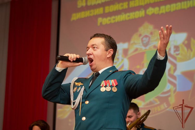 Командующий Приволжским округом Росгвардии вручил госнаграды отличившимся военнослужащим саровского соединения