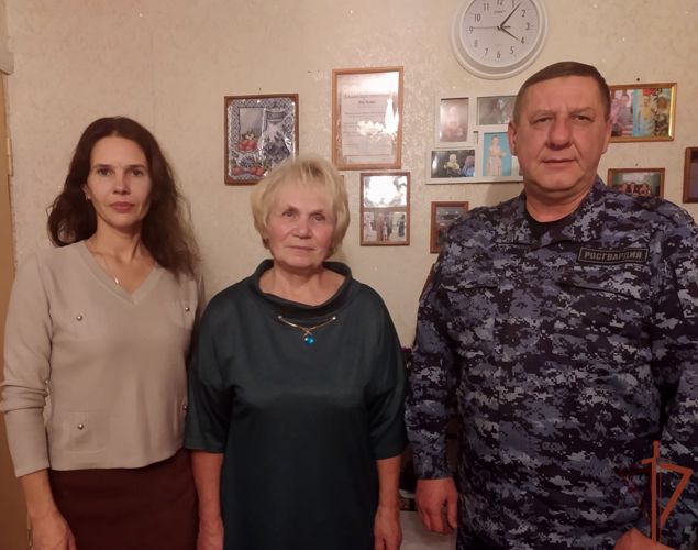 Новгородские росгвардейцы навестили маму погибшего сослуживца
