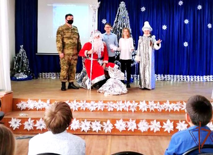 Дед Мороз специального назначения побывал в гостях у школьников в Каменске-Шахтинском