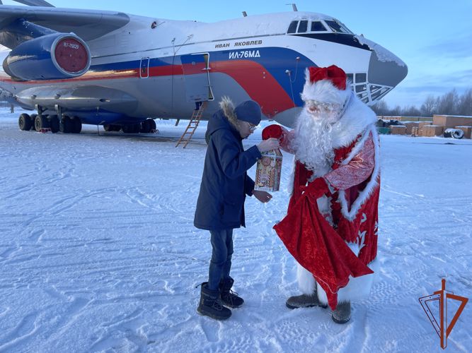 Лётчики Росгвардии исполнили новогоднее желание особенного ребёнка (видео)