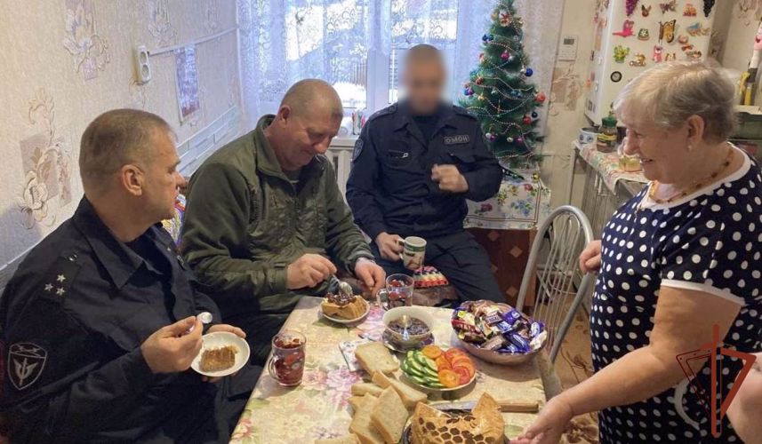 «Дед Мороз специального назначения» Росгвардии посетил семьи ветеранов тюменского ОМОН