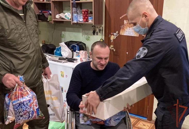 «Дед Мороз специального назначения» Росгвардии посетил семьи ветеранов тюменского ОМОН