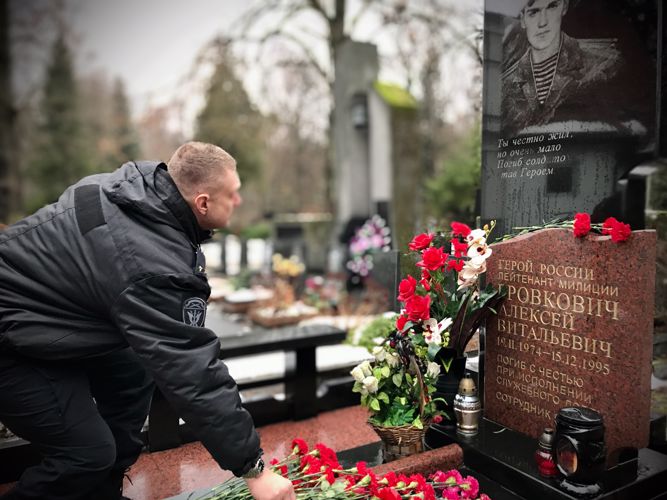 Офицеры калининградского СОБР Росгвардии почтили память Героя России Алексея Бровковича