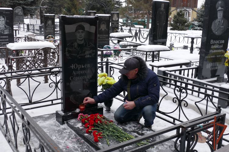 Сотрудники омского СОБР Росгвардии почтили память погибшего боевого товарища