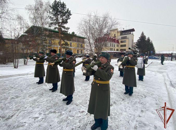 Военнослужащие Росгвардии приняли участие в церемонии передачи исторического знамени в музей боевой славы Омска