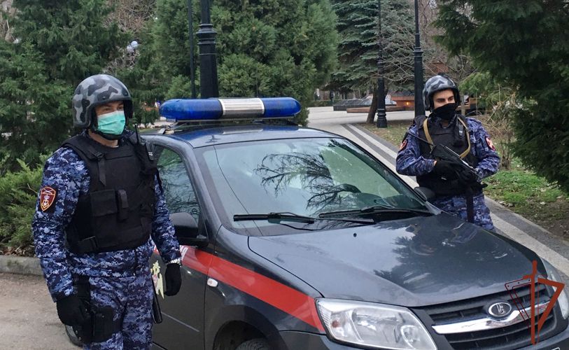 Угрожавшую пистолетом работникам магазина женщину задержали росгвардейцы в Феодосии  