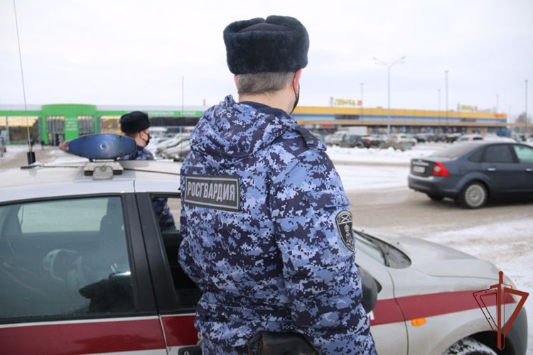 Стрелявшего из пистолета правонарушителя задержали сотрудники Росгвардии в Северной столице 