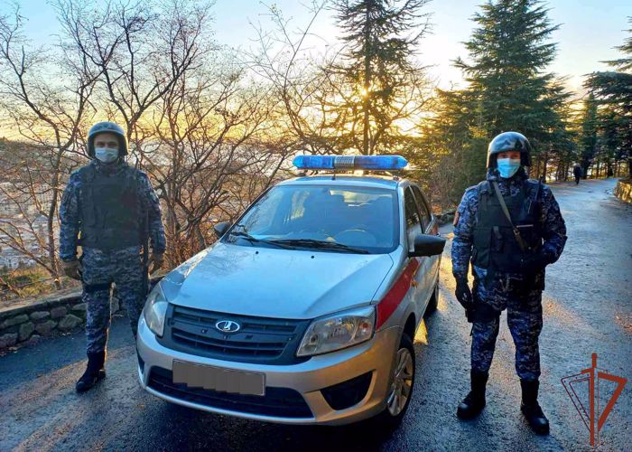 Росгвардейцы оказали первую медпомощь пострадавшей от стихии жительнице Ялты