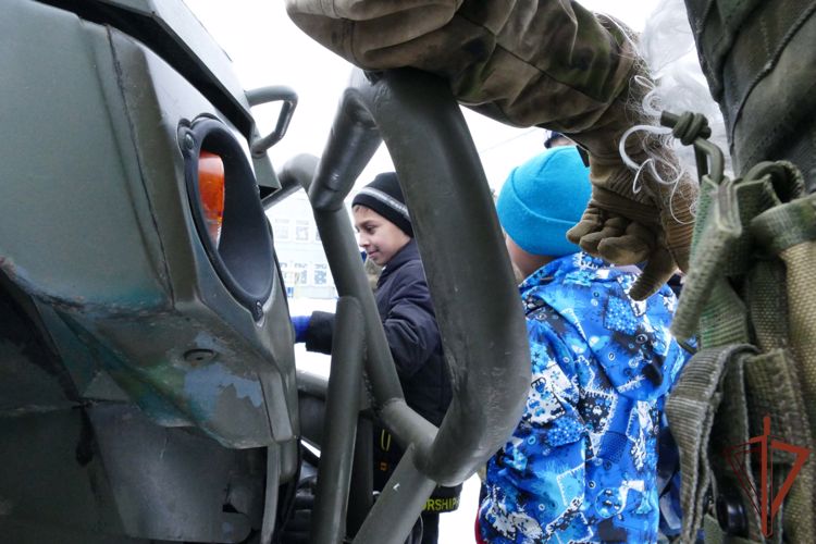 Кузбасские росгвардейцы на бронированном символе нового года побывали в детском доме