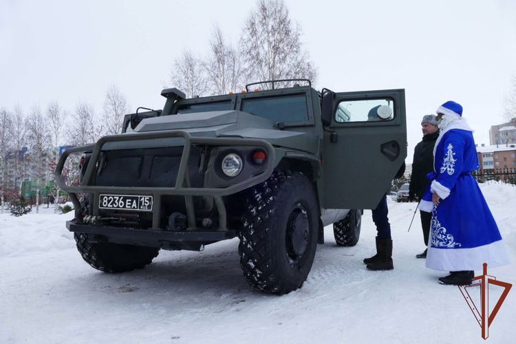 Кузбасские росгвардейцы на бронированном символе нового года побывали в детском доме