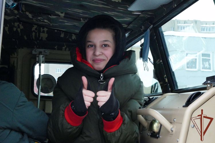Кузбасские росгвардейцы на бронированном символе нового года побывали в детском доме