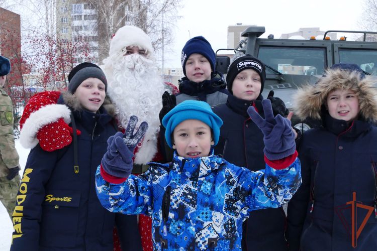 Кузбасские росгвардейцы на бронированном символе нового года побывали в детском доме