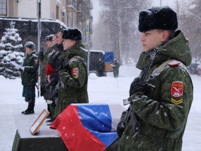Росгвардейцы приняли участие в церемонии передачи останков красноармейца его родственникам в Кузбассе