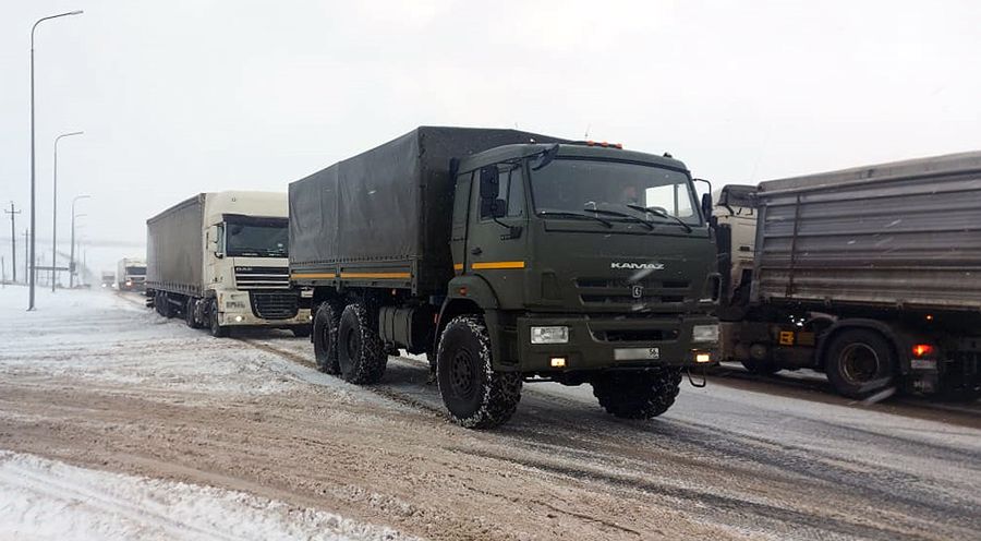 «Камаз» Росгвардии пришёл на выручку двум фурам на заснеженной трассе М5 (видео)