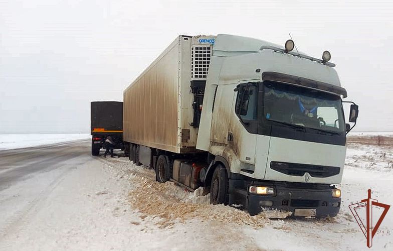 «Камаз» Росгвардии пришёл на выручку двум фурам на заснеженной трассе М5 (видео)