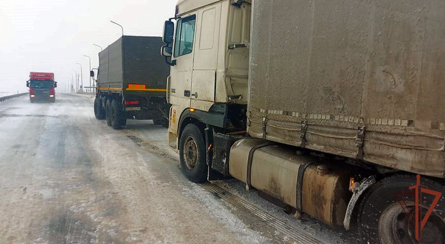 «Камаз» Росгвардии пришёл на выручку двум фурам на заснеженной трассе М5 (видео)