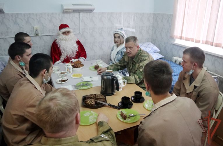 Артисты Южного округа Росгвардии представили новогоднюю программу в новочеркасском военном госпитале