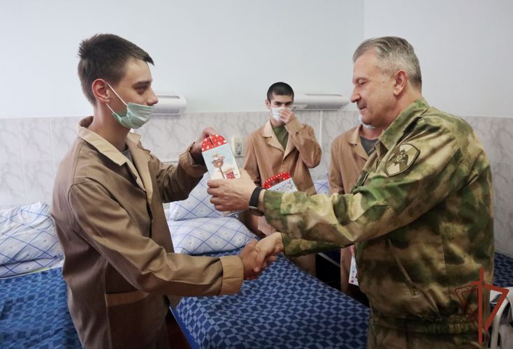 Артисты Южного округа Росгвардии представили новогоднюю программу в новочеркасском военном госпитале