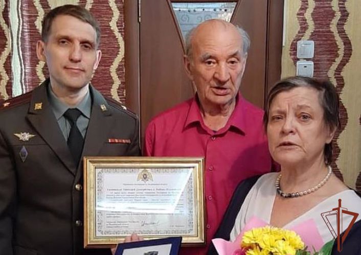 Представители Росгвардии навестили родителей Героя России Дмитрия Новосёлова