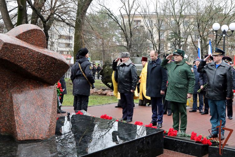 Росгвардейцы в Крыму почтили память погибших воинов-интернационалистов 